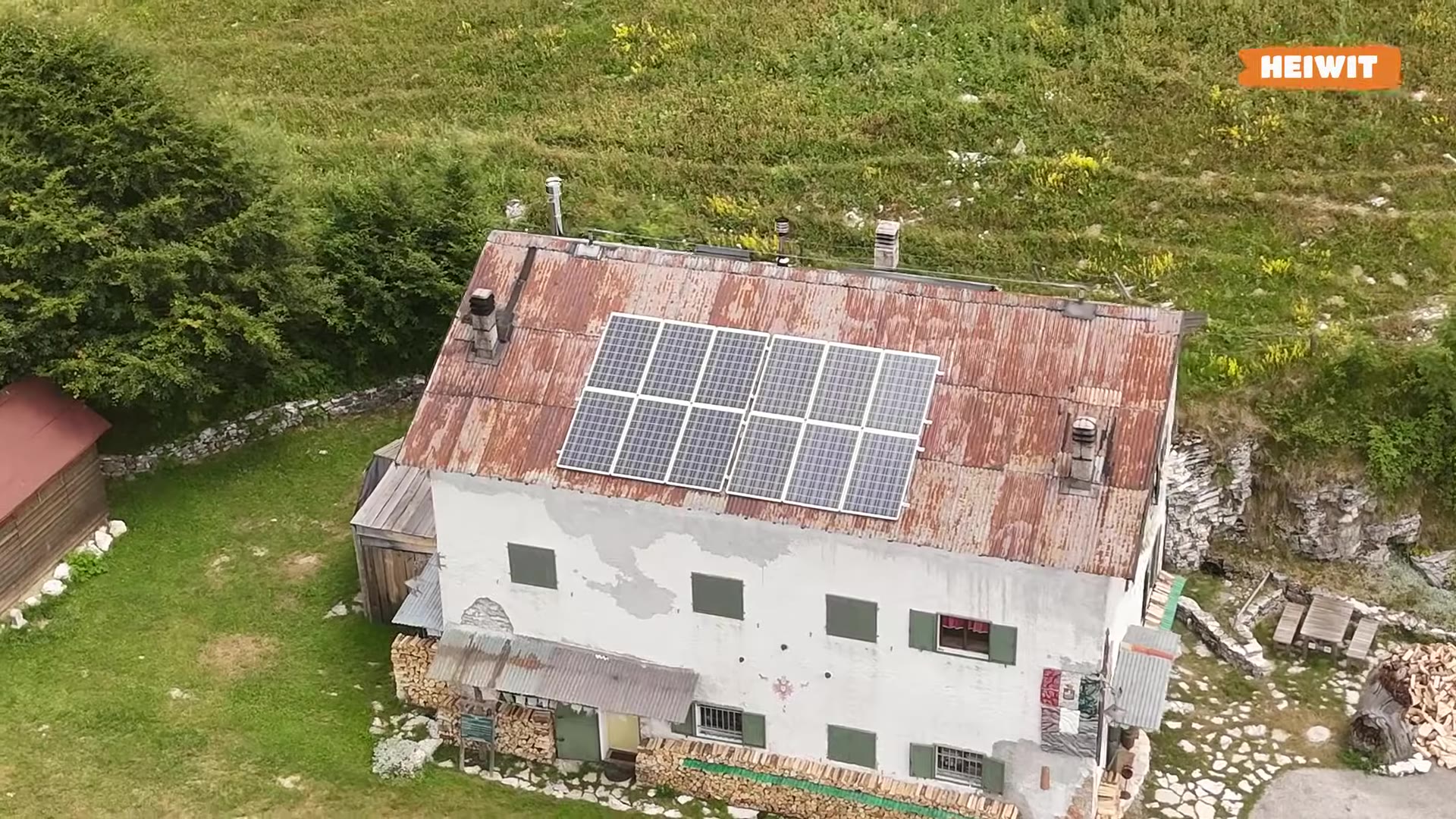 Rifugio Val Tosella: fotovoltaico sul tetto e accumulo Heiwit Rifugio Val Tosella sul Monte Grappa visto dal drone, con i pannelli fotovoltaici sul tetto