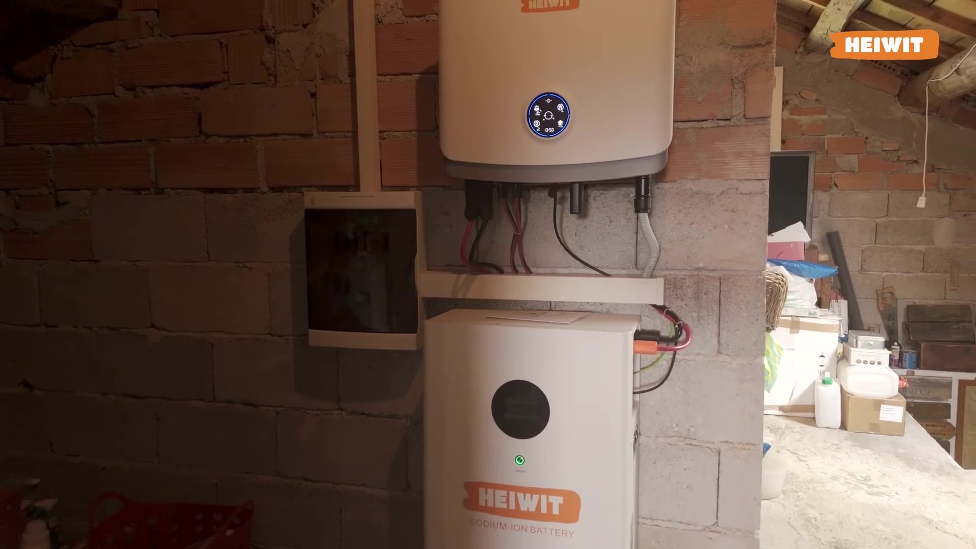 Inverter ibrido Heiwit Virgo e batteria Heiwit agli ioni di sodio da 10 kWh nel locale tecnico del Rifugio Val Tosella