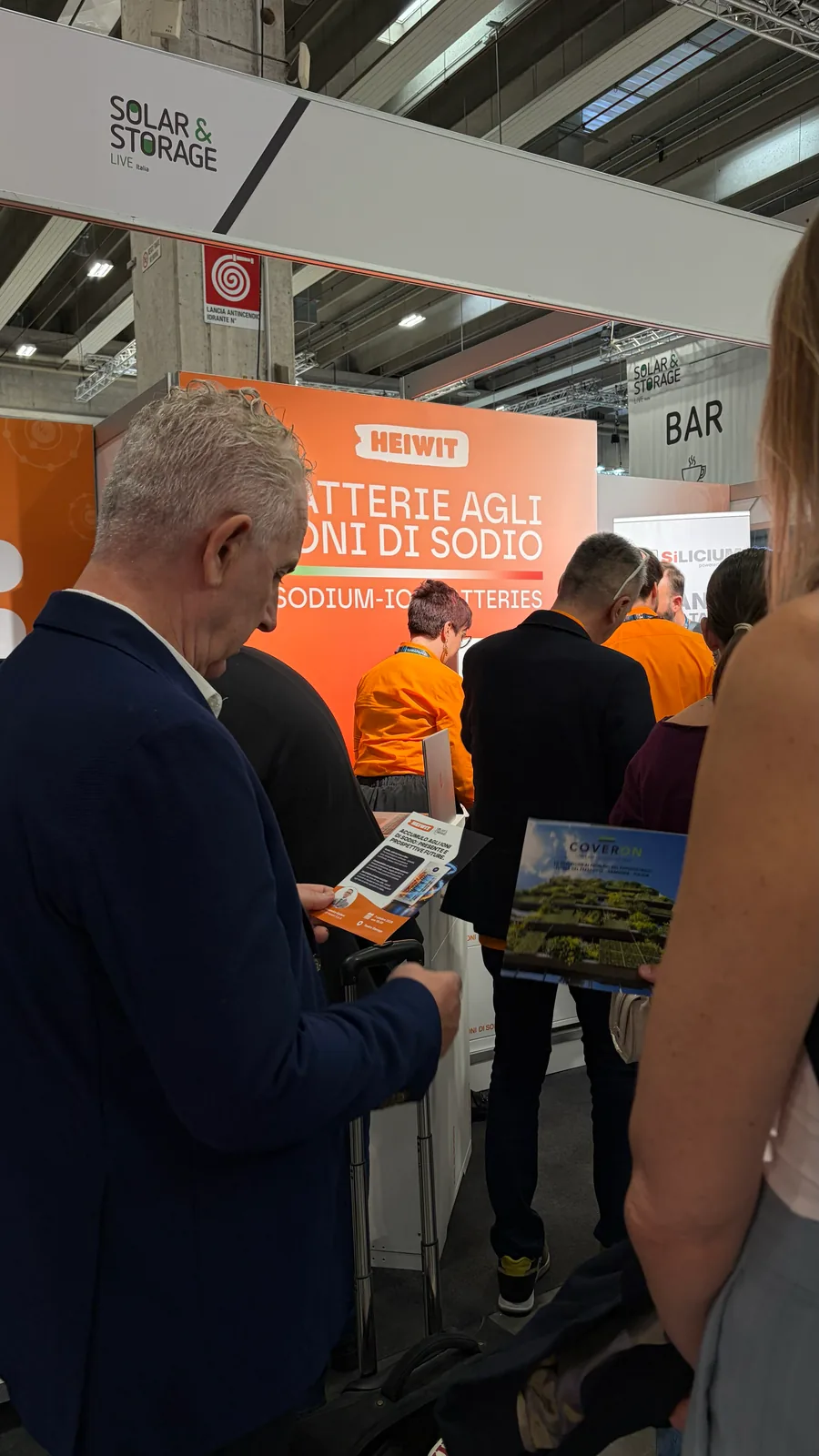 Visitatori e team Heiwit allo stand di Solar & Storage Live Italia 2026