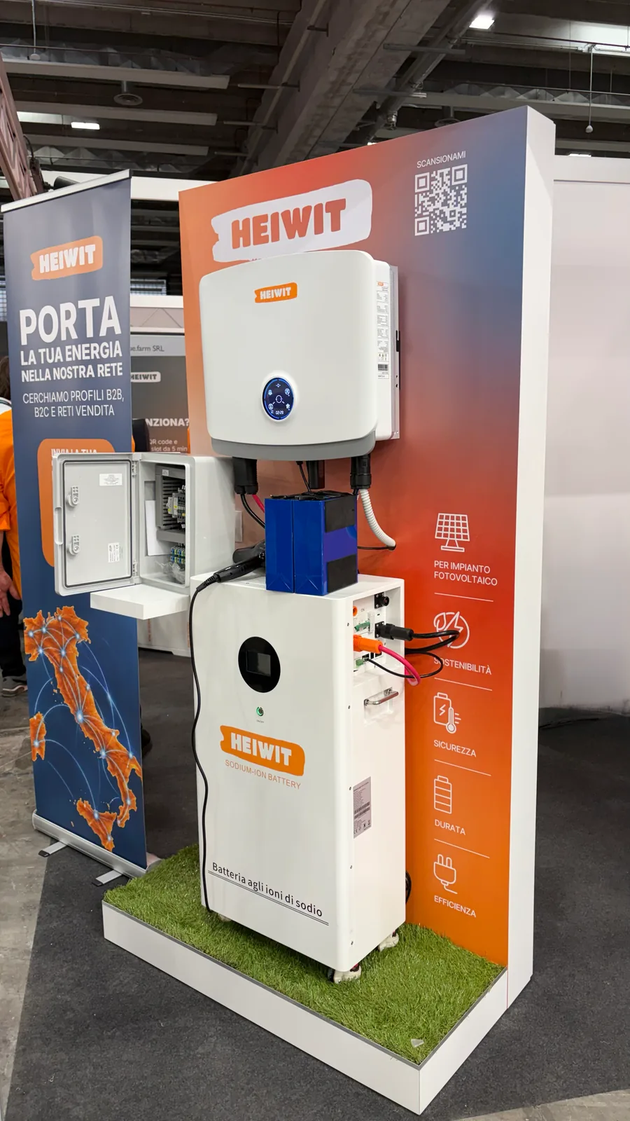 Sistema Heiwit con batteria agli ioni di sodio e inverter esposto in fiera
