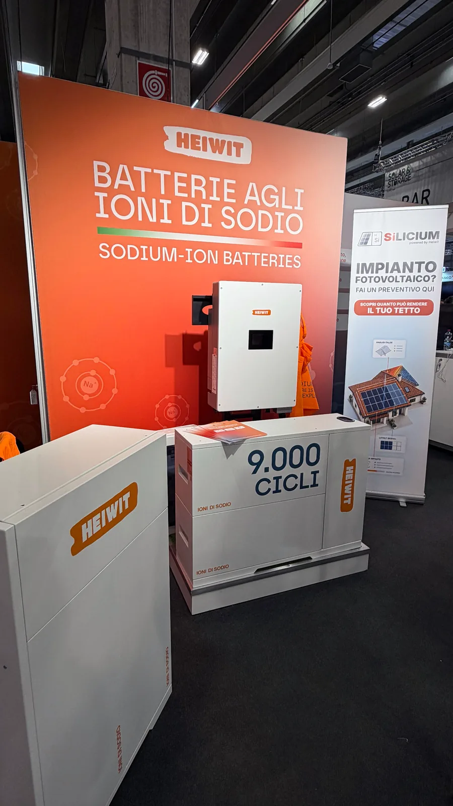 Batterie agli ioni di sodio esposte nello stand Heiwit